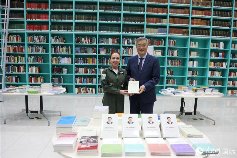 授課后，中國駐巴西大使祝青橋向巴西高等防務(wù)學(xué)院圖書館捐贈了150本書籍。圖為祝青橋和巴西高等防務(wù)學(xué)院院長卡拉·利里奧·馬丁斯在圖書捐贈儀式上。 人民網(wǎng)記者 陳一鳴攝
