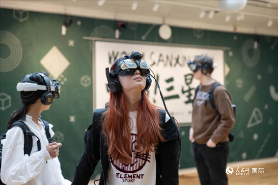 體驗(yàn)三星堆VR文化。中國駐瑞典大使館供圖