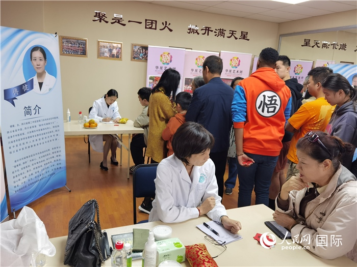 中醫(yī)專家為當(dāng)?shù)厝A僑華人提供中醫(yī)咨詢和診療服務(wù)。 （本報(bào)記者 楊謳 攝）