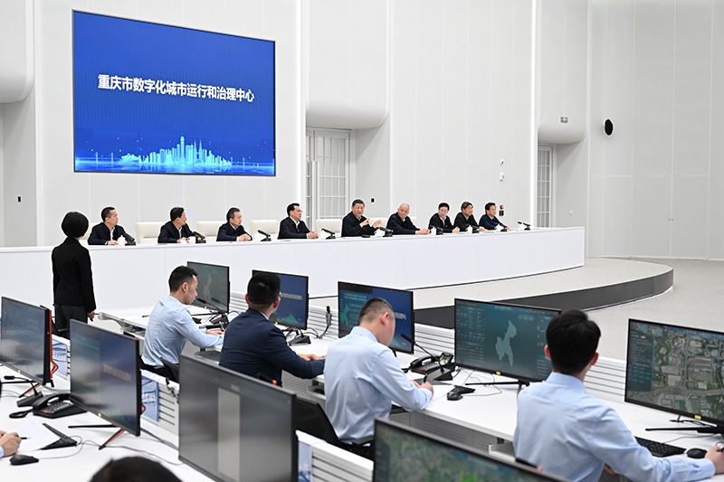 4月23日，習(xí)近平總書記在重慶市數(shù)字化城市運(yùn)行和治理中心考察。