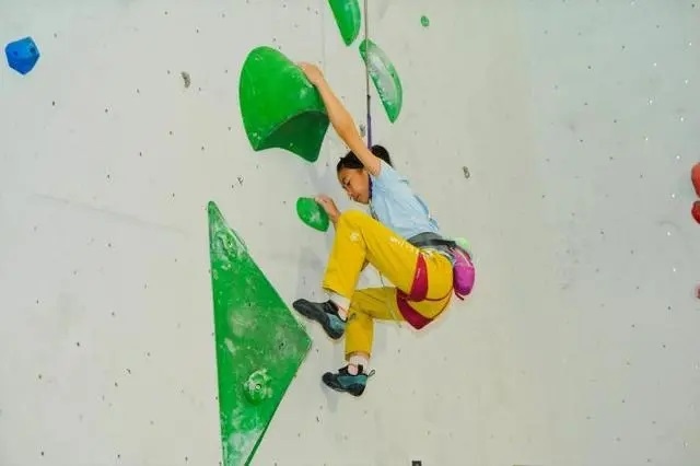 2024年4月16日，全國青少年攀巖公開賽江山站舉行，選手在比賽中。中國登山協(xié)會供圖