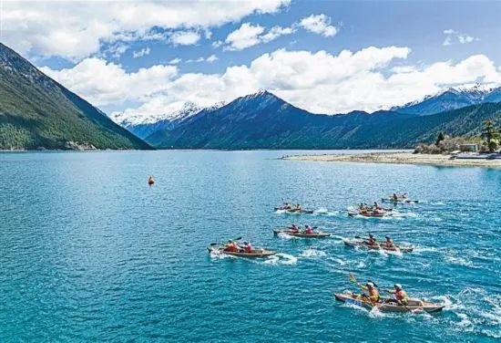 2024年4月20日，2024年巴松措國際漂流公開賽的選手在比賽中。 新華社記者 孫非攝
