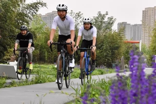 2024年4月上旬，一支騎行隊伍在西安雁南公園騎行。 新華社記者 鄭昕攝