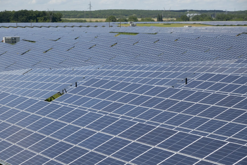 這是2021年5月27日在匈牙利考波什堡拍攝的100兆瓦光伏電站。當(dāng)日，由中國通用技術(shù)集團(tuán)所屬中國機(jī)械進(jìn)出口（集團(tuán)）有限公司投資興建的匈牙利考波什堡100兆瓦光伏電站項(xiàng)目在考波什堡市舉行投運(yùn)啟動(dòng)儀式。新華社發(fā)（弗爾季·奧蒂洛攝）