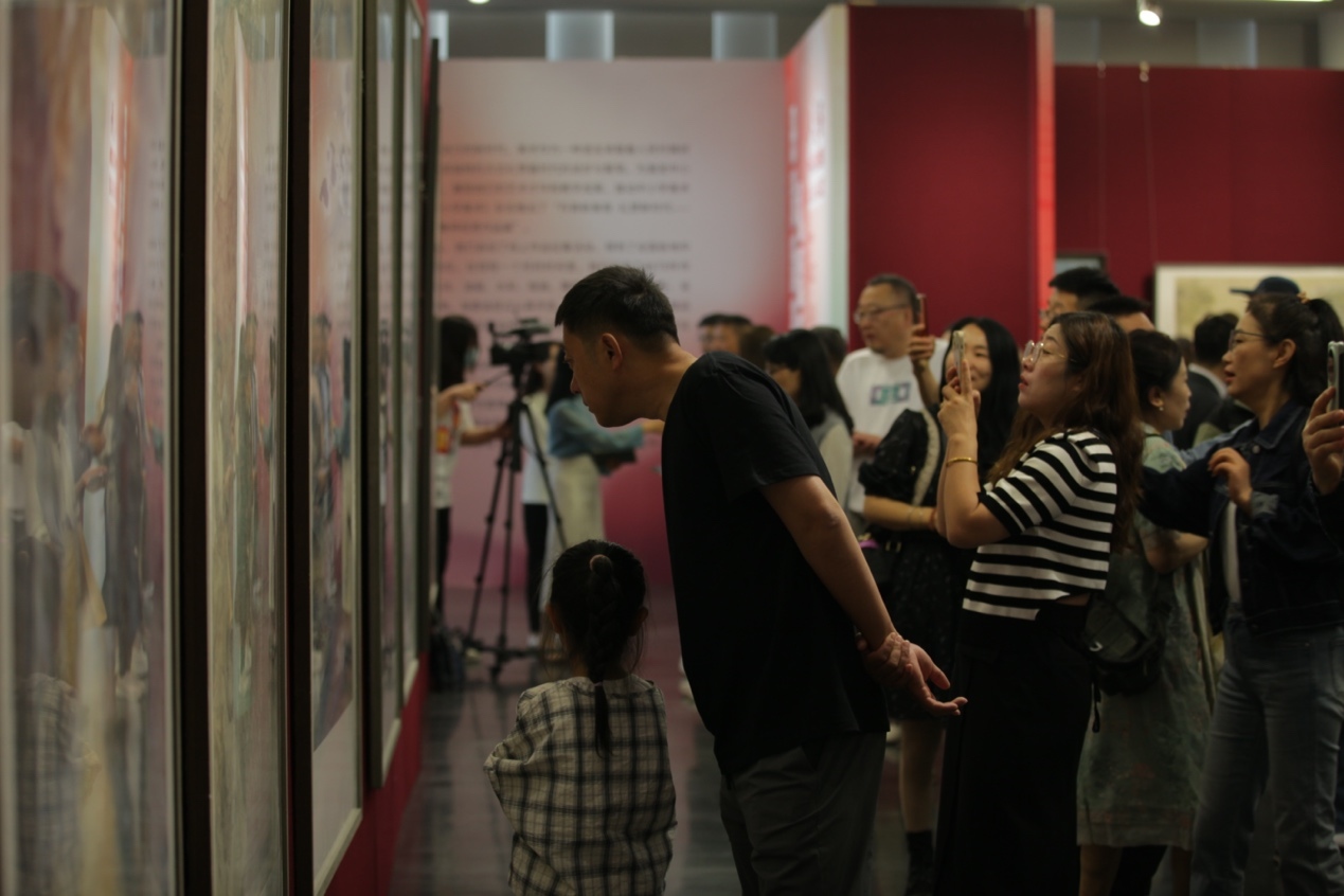 嘉賓及教研員、教師代表參觀展覽。主辦方供圖