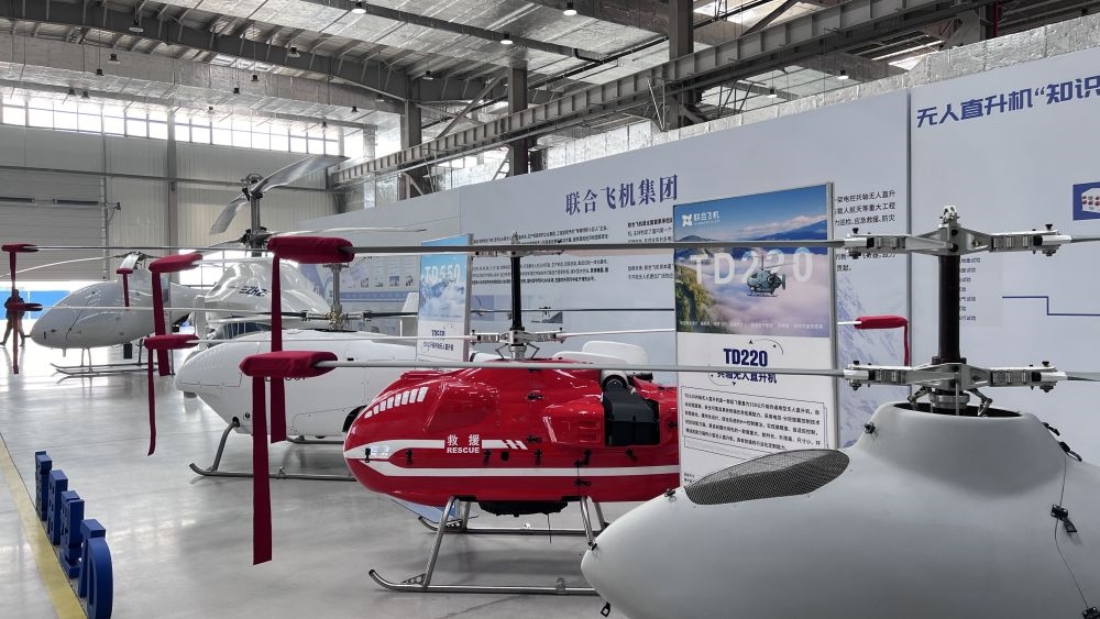 2024年3月16日在蕪湖聯(lián)合飛機科技有限公司拍攝的無人直升機等產(chǎn)品。新華社記者 馬姝瑞 攝