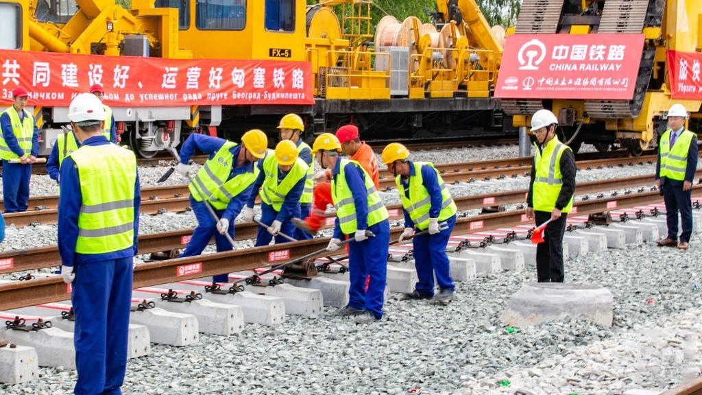 △2024年4月25日，在塞爾維亞北部城市巴奇卡托波拉，匈塞鐵路項目施工人員進行匈塞鐵路軌道合龍工作。