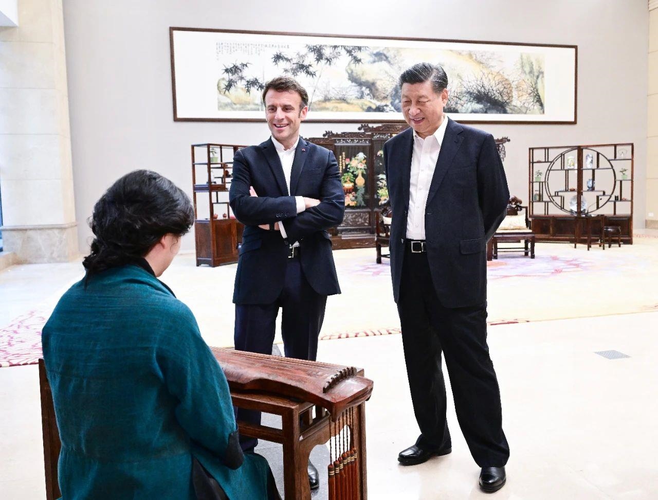 △2023年4月7日，習(xí)近平主席在廣東省廣州市松園同法國總統(tǒng)馬克龍舉行非正式會晤。這是兩國元首在白云廳欣賞古琴演奏。