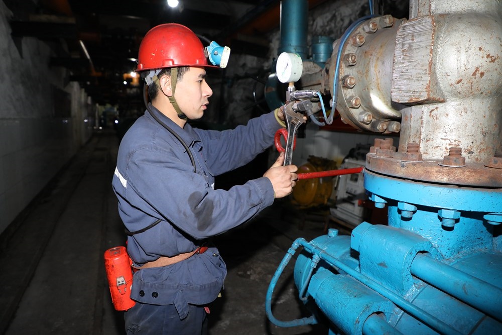 2024年4月30日，冀中能源峰峰集團(tuán)新屯礦機電區(qū)副區(qū)長顧博在井下泵房檢修水泵。新華社發(fā)