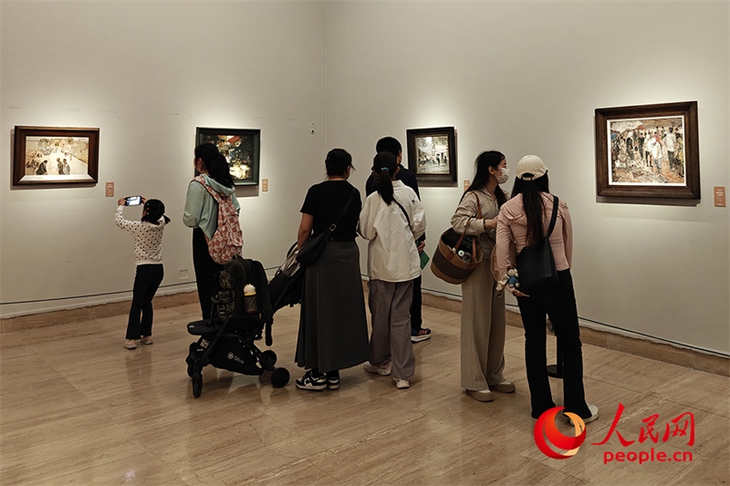 “五一”假期，游客在中國美術(shù)館參觀“大美勞動者——中國美術(shù)館藏勞動題材美術(shù)作品展（第二期）”。人民網(wǎng)記者 韋衍行攝