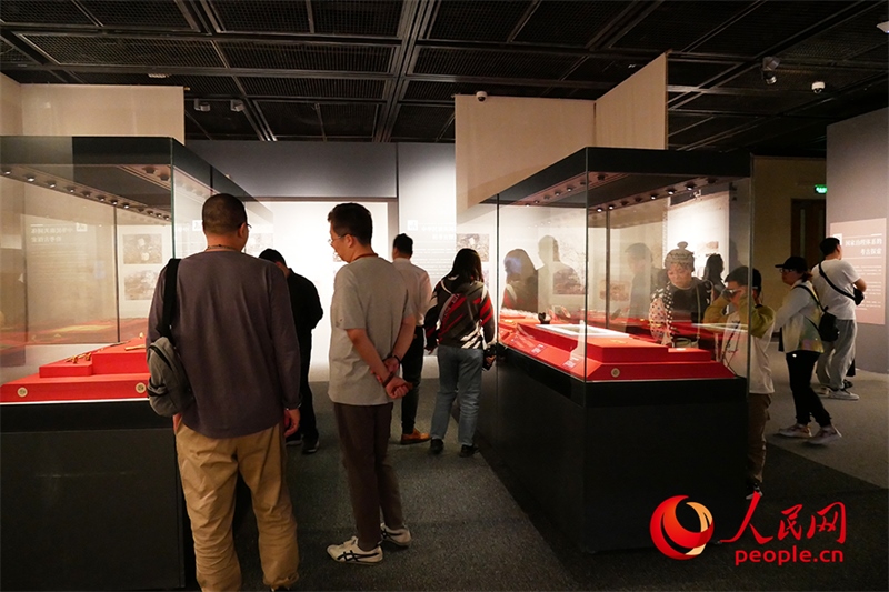 “五一”假期，游客在首都博物館參觀展覽。人民網(wǎng)記者 韋衍行攝