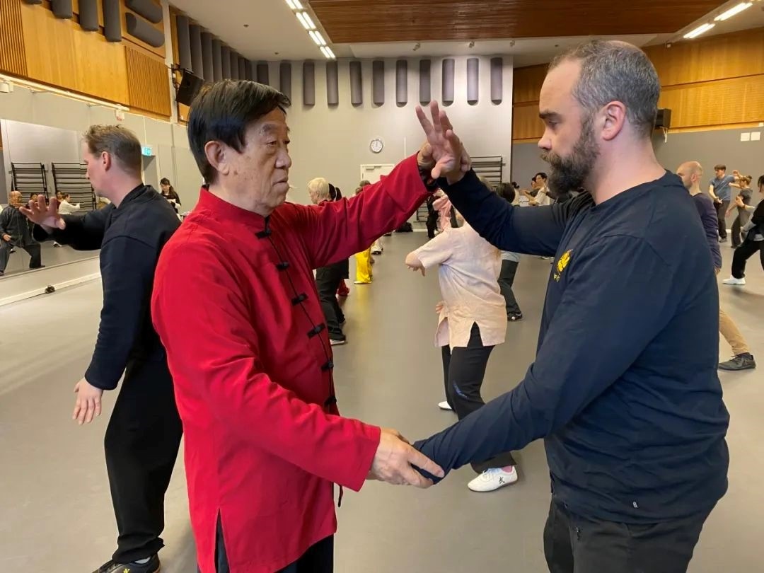 陳正雷老師親自示范指導。斯德哥爾摩中國文化中心供圖