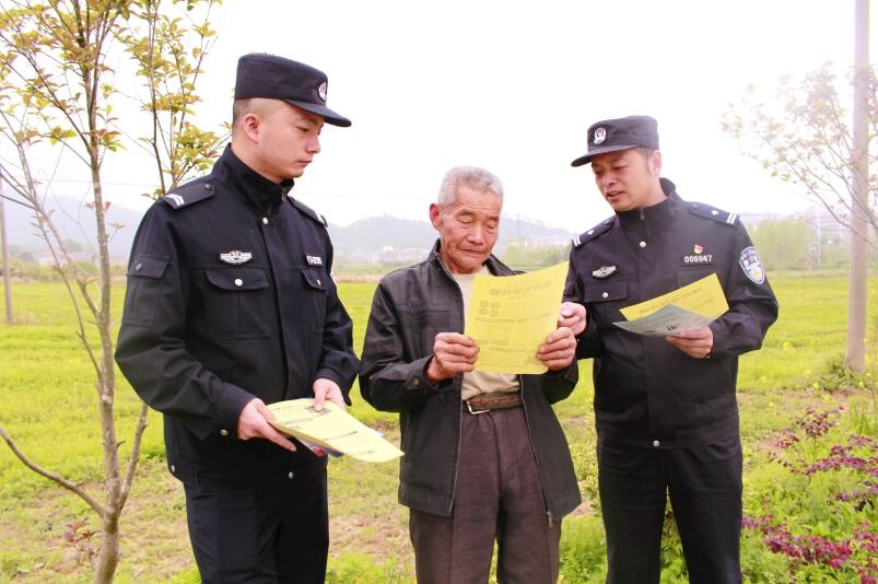 向村民宣傳反詐知識。