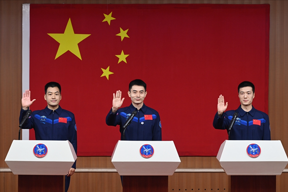 2024年月24日，神舟十八號載人飛行任務(wù)航天員葉光富（中）、李聰（右）、李廣蘇在酒泉衛(wèi)星發(fā)射中心問天閣與媒體記者集體見面。