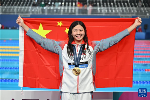 2024年2月13日，2024年世界游泳錦標(biāo)賽游泳項目女子100米蛙泳決賽在卡塔爾多哈舉行。圖為冠軍中國選手唐錢婷在頒獎儀式后慶祝。新華社記者 薛宇舸 攝