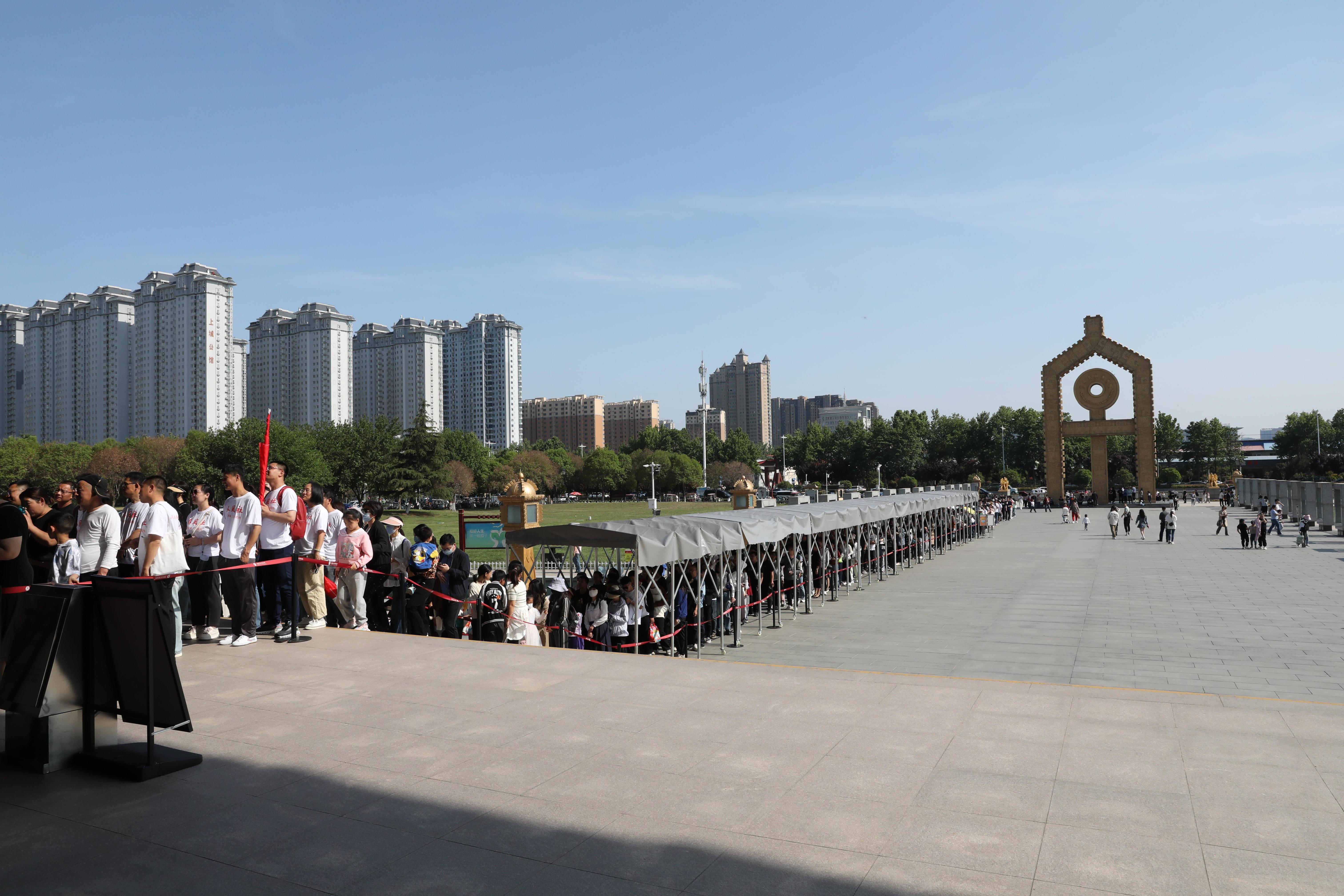 “五一”期間，中國(guó)文字博物館外游客有序排隊(duì)。中國(guó)文字博物館供圖