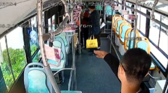 公交車上他一聲大吼！魏杰，好樣的！