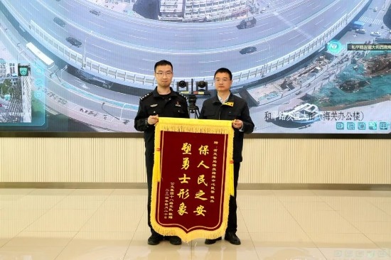 公交車上他一聲大吼！魏杰，好樣的！