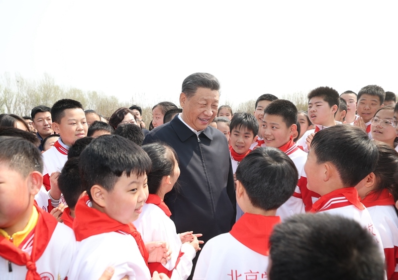 △4月3日，習近平總書記來到北京市通州區(qū)潞城鎮(zhèn)參加首都義務(wù)植樹活動。這是總書記同少先隊員在一起。