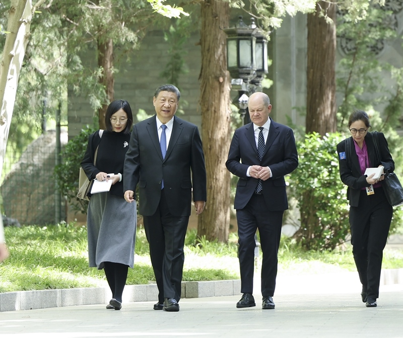 △4月16日，習近平主席在北京釣魚臺國賓館會見德國總理朔爾茨。這是習近平主席同朔爾茨總理一起散步。
