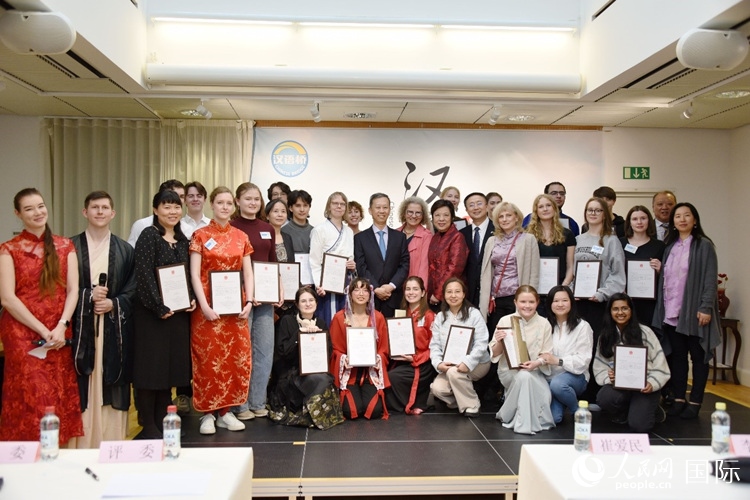 中國駐瑞典大使崔愛民、使館負(fù)責(zé)教育事務(wù)的黃立瓊參贊、預(yù)選賽評委老師和指導(dǎo)老師，以及所有獲獎(jiǎng)選手合影留念。人民網(wǎng)記者 殷淼攝
