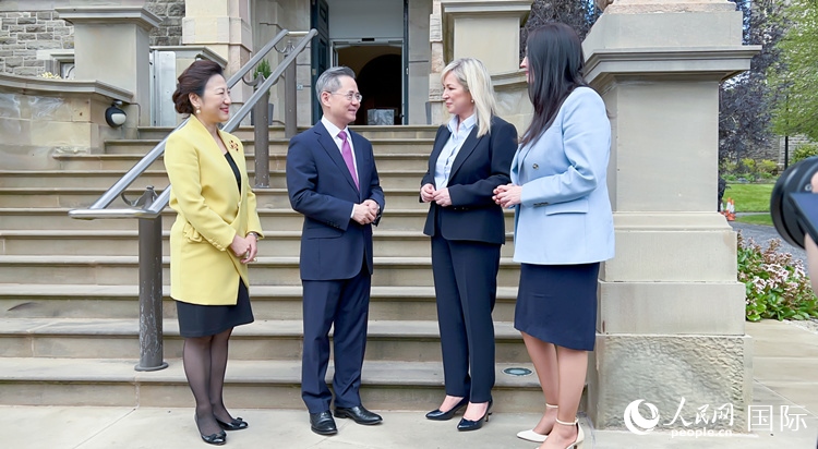 中國駐英國大使鄭澤光會見北愛爾蘭首席部長米歇爾·奧尼爾和副首席部長愛瑪·利特爾—彭杰利。人民網(wǎng) 郭錦標攝