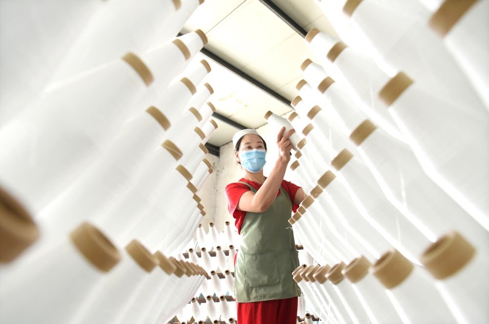 2024年5月1日，工人在山東省淄博市沂源縣悅莊工業(yè)園一玻纖企業(yè)整理加工的產(chǎn)品。新華社發(fā)（趙東山攝）