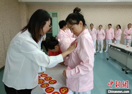 寧夏開展全國孤殘兒童護(hù)理員高級技師、技師職業(yè)技能等級認(rèn)定工作。寧夏民政廳 供圖