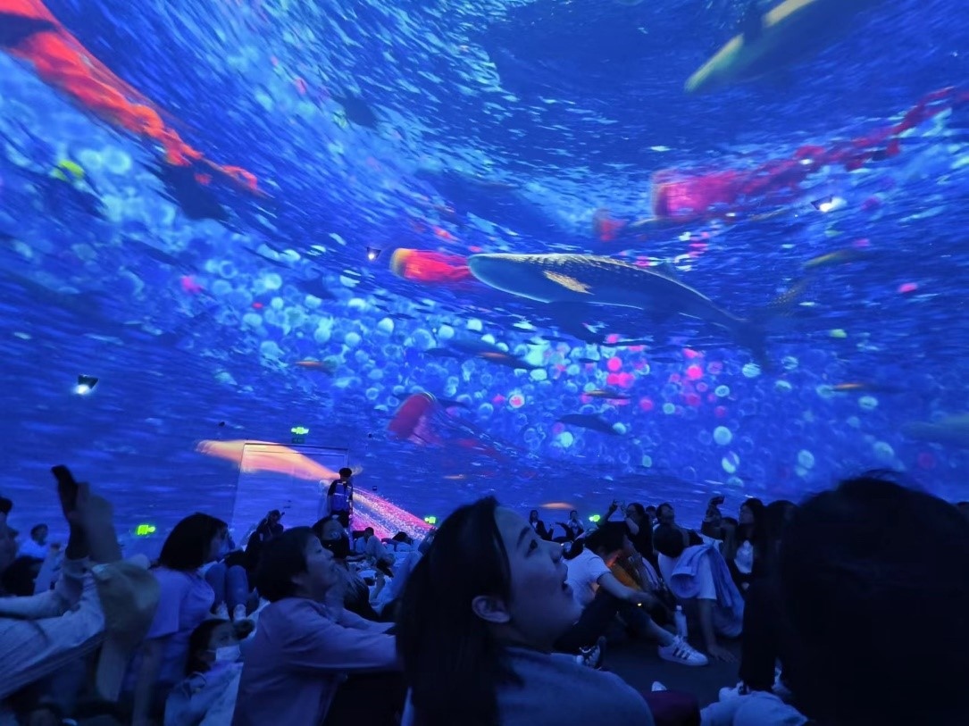 “五一”期間，游客在天津極地海洋公園科技館體驗魔法海洋。人民網記者 喬業(yè)瓊攝