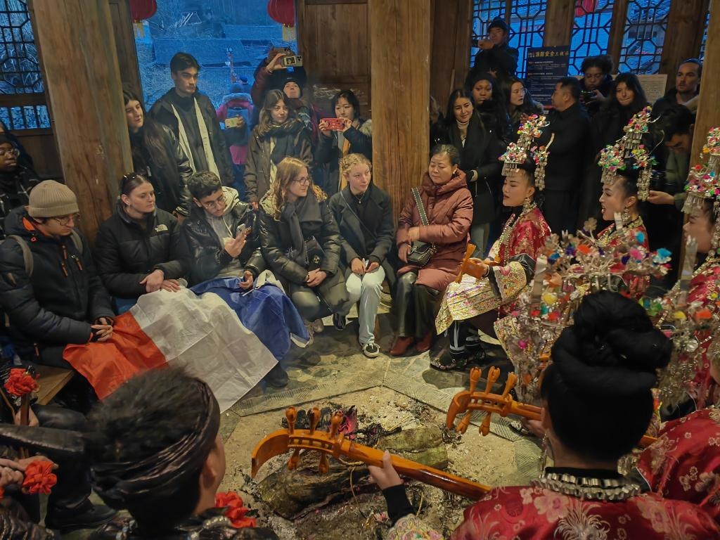法國(guó)青年在榕江體驗(yàn)民俗文化。新華社記者 羅羽 攝