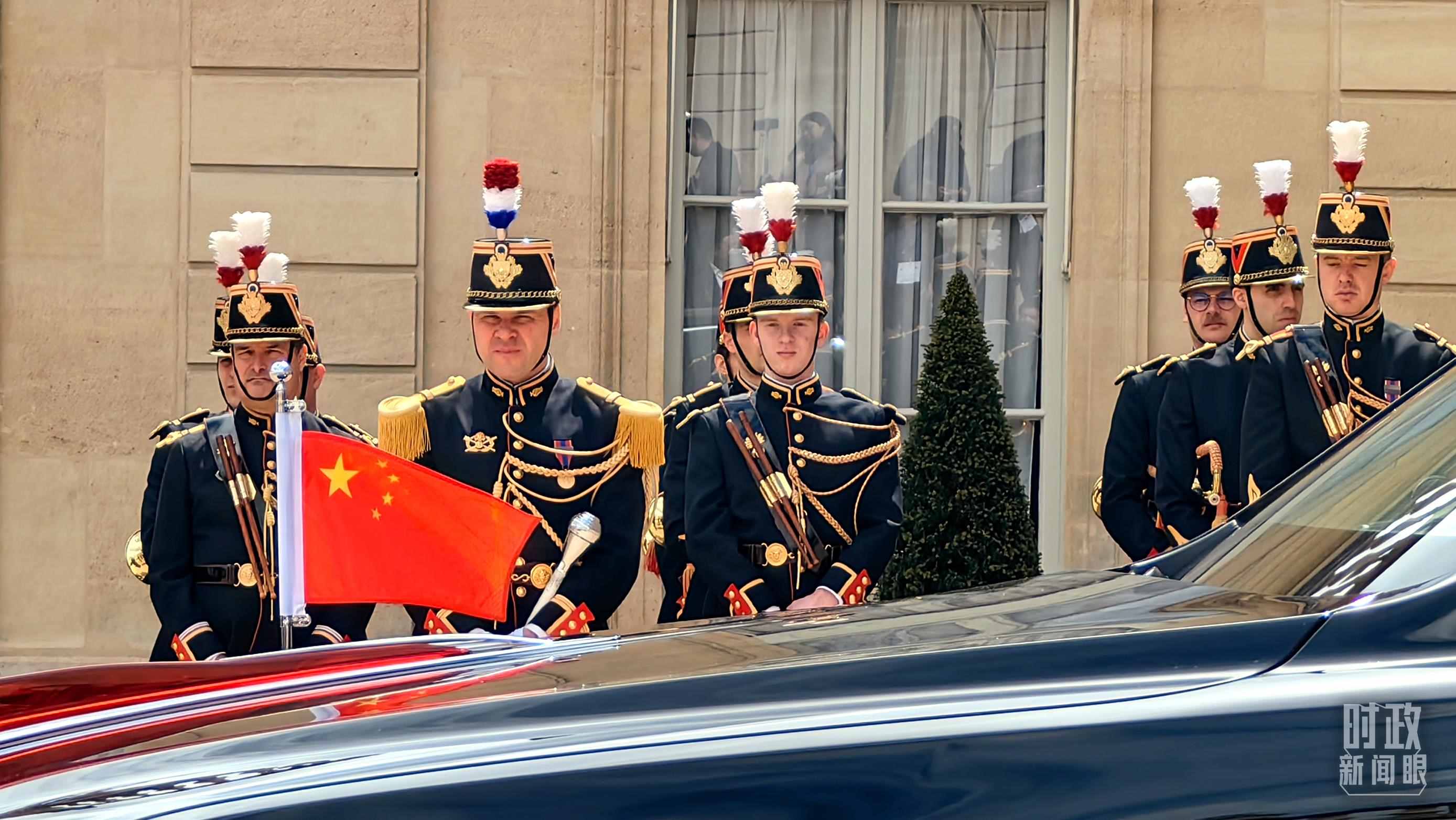 △習(xí)主席乘車抵達(dá)愛麗舍宮。（總臺央視記者段德文拍攝）