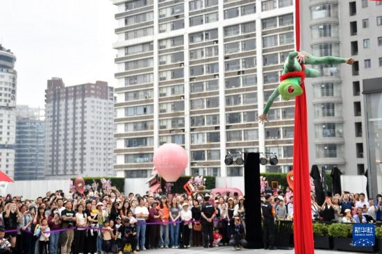 5月7日，演員在長沙國金中心表演木偶劇。新華社記者 陳振海 攝