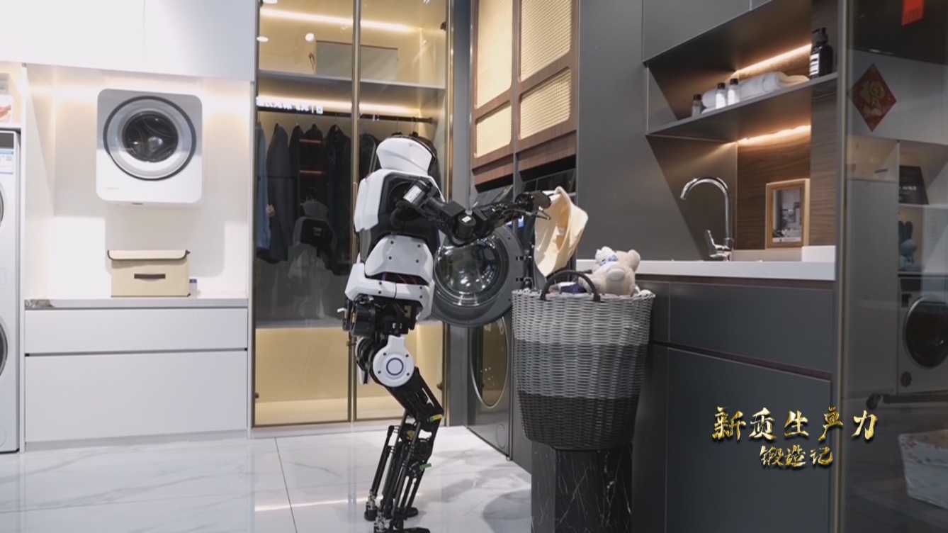 人形機(jī)器人洗衣服。