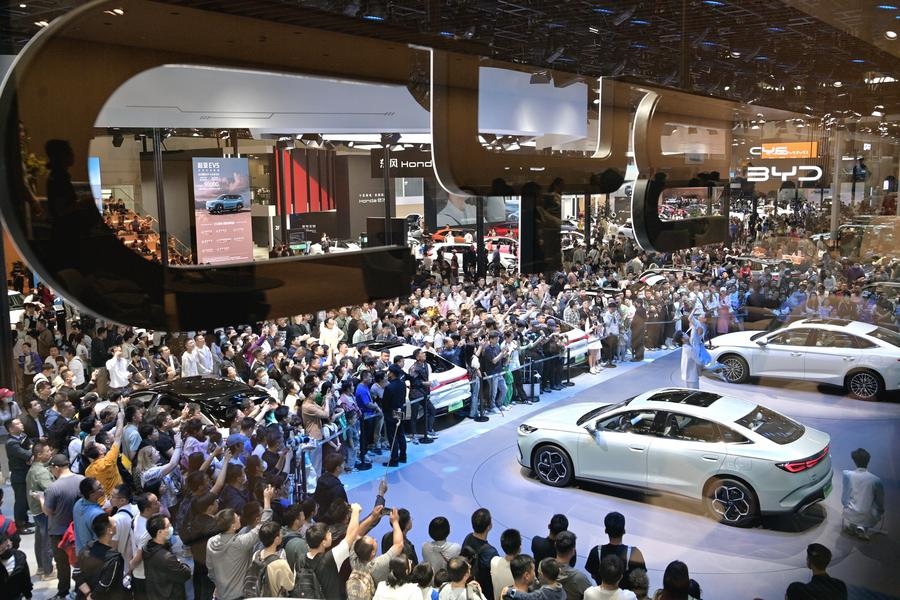 5月4日，參觀者在2024北京車展比亞迪品牌展臺參觀。新華社記者 尹棟遜 攝