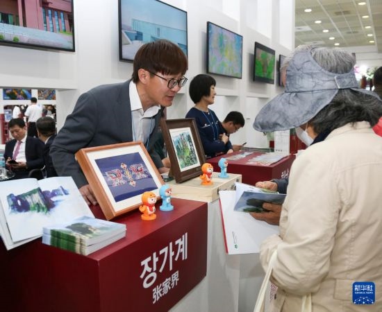 5月9日，在韓國(guó)首爾舉行的首爾國(guó)際旅游展上，參觀者在中國(guó)展區(qū)咨詢。新華社記者 姚琪琳 攝