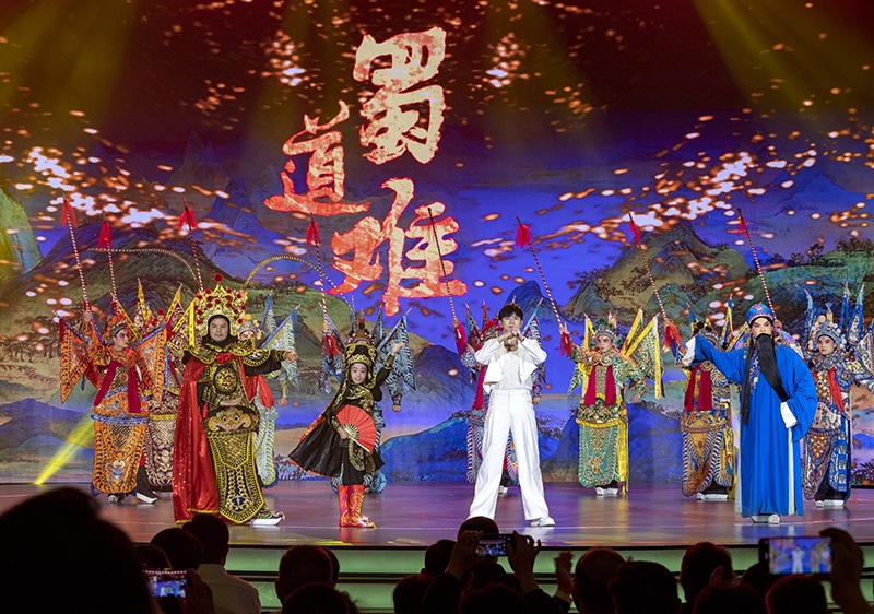 2023年10月13日，成都，“把青春華章寫在祖國大地上”大思政課網(wǎng)絡主題宣傳和互動引導活動在四川大學舉行。