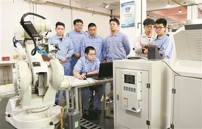 西安技師學院數(shù)控技術(shù)專業(yè)學生在學習操控數(shù)控機床。新華社記者 劉瀟攝