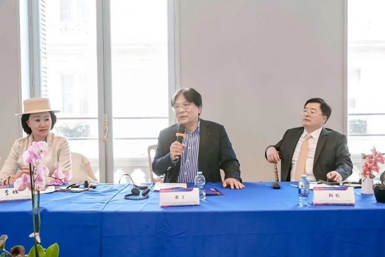 法中交流促進(jìn)會(huì)會(huì)長(zhǎng)、作家、翻譯家、法國(guó)最高榮譽(yù)騎士勛章獲得者亞丁發(fā)言（圖片：中國(guó)傳媒大學(xué)