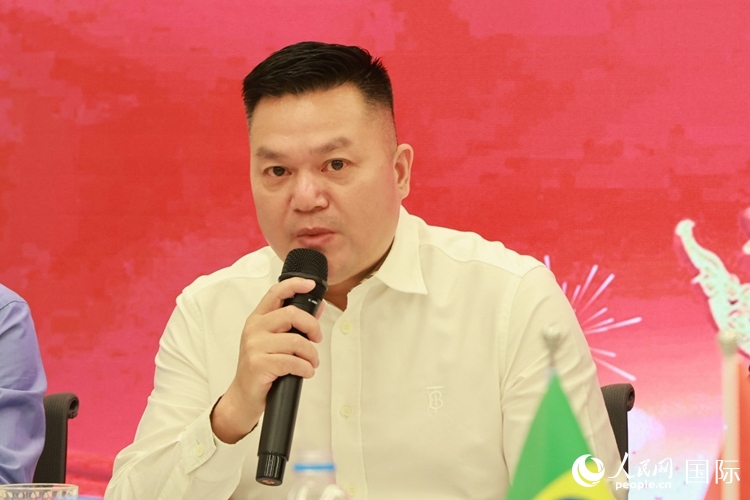 巴西和統(tǒng)會會長張小春在座談會上致辭。人民網記者 陳海琪攝
