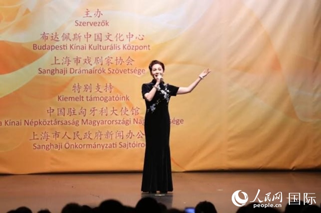 “玉蘭花開(kāi)·魅力上?！弊哌M(jìn)布達(dá)佩斯。葉辰亮攝