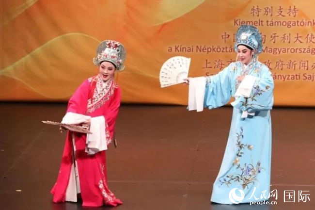 “玉蘭花開(kāi)·魅力上?！弊哌M(jìn)布達(dá)佩斯。葉辰亮攝