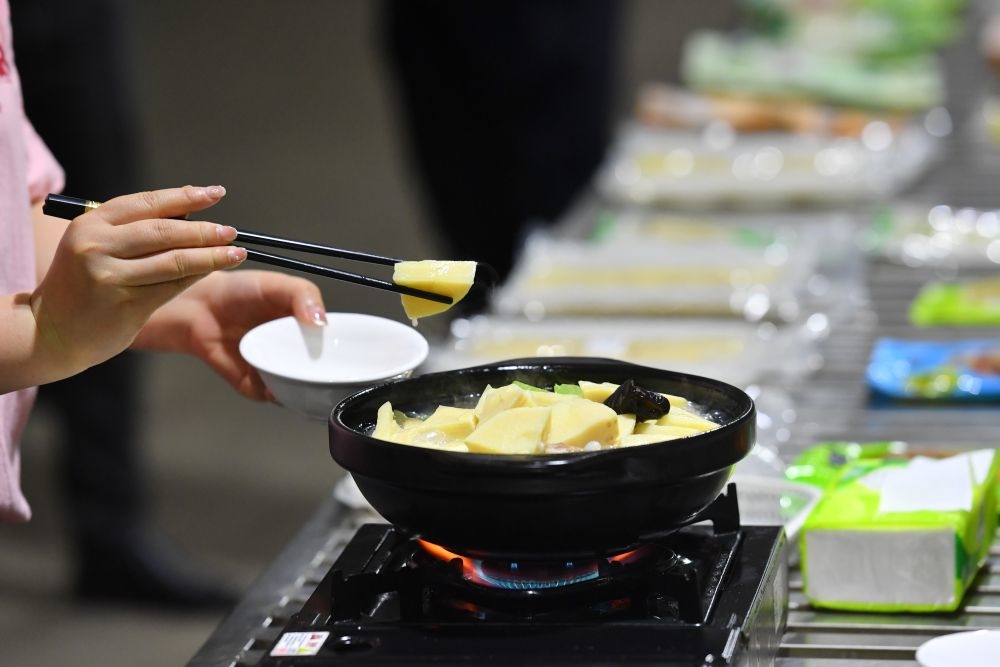 2024年5月9日，福建省三明市極野食品有限公司工作人員在試吃竹筍食品。新華社記者 姜克紅 攝