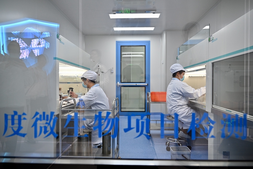 2024年5月8日，福建長富乳品有限公司工作人員在對乳品進行微生物項目檢測。新華社記者 姜克紅 攝