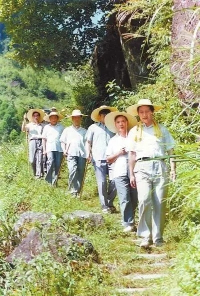 1989年7月，習(xí)近平在壽寧縣山村。