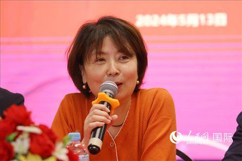 陜西省歸國(guó)華僑聯(lián)合會(huì)黨組成員、副主席兼秘書長(zhǎng)尚小紅在座談會(huì)上致辭。人民網(wǎng)記者 陳海琪攝