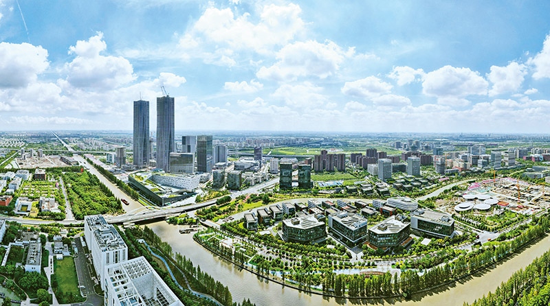 建立全國(guó)第一個(gè)國(guó)際貿(mào)易“單一窗口”，開(kāi)設(shè)全國(guó)第一批自由貿(mào)易賬戶，設(shè)立全國(guó)第一家外商獨(dú)資醫(yī)院、第一家外商獨(dú)資公募基金公司、第一家外商獨(dú)資汽車制造企業(yè)……中國(guó)（上海）自由貿(mào)易試驗(yàn)區(qū)掛牌以來(lái)，誕生了若干個(gè)“全國(guó)第一”，在制造業(yè)、金融業(yè)等數(shù)十個(gè)開(kāi)放領(lǐng)域，實(shí)現(xiàn)一批全國(guó)首創(chuàng)項(xiàng)目落地。圖為上海自貿(mào)區(qū)張江片區(qū)（2023年9月10日攝，無(wú)人機(jī)照片）。 新華社記者 方喆/攝