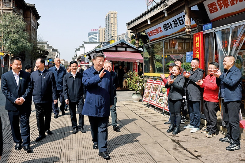 2024年3月18日至21日，中共中央總書記、國家主席、中央軍委主席習(xí)近平在湖南考察。這是19日上午，習(xí)近平在常德河街考察時(shí)，同店主和游客親切交流。 新華社記者 王曄/攝