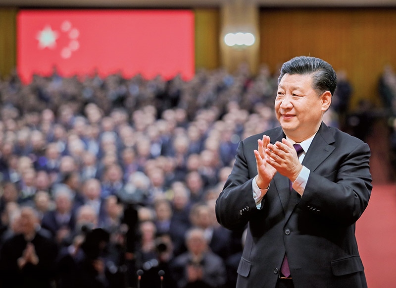 2018年12月18日，慶祝改革開放40周年大會(huì)在北京人民大會(huì)堂隆重舉行。中共中央總書記、國家主席、中央軍委主席習(xí)近平在大會(huì)上發(fā)表重要講話。這是習(xí)近平鼓掌向受表彰人員表示祝賀。 新華社記者 謝環(huán)馳/攝