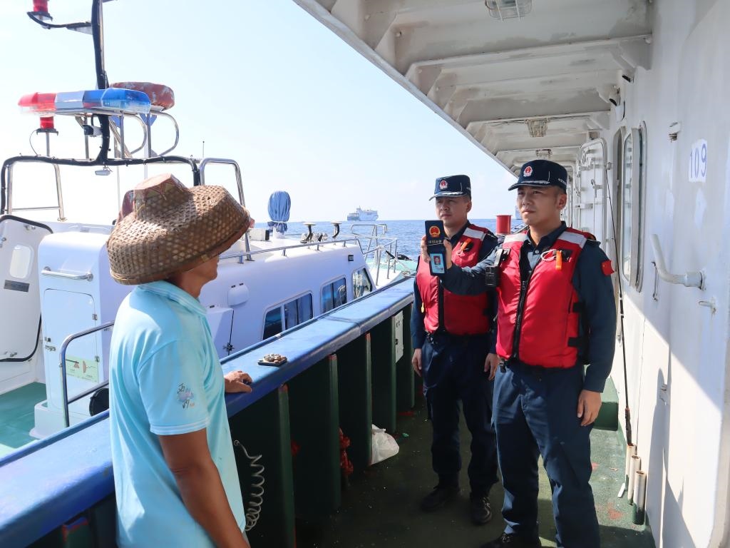 圖為5月12日海警執(zhí)法員登臨檢查漁船。（中國海警局南海分局供圖）