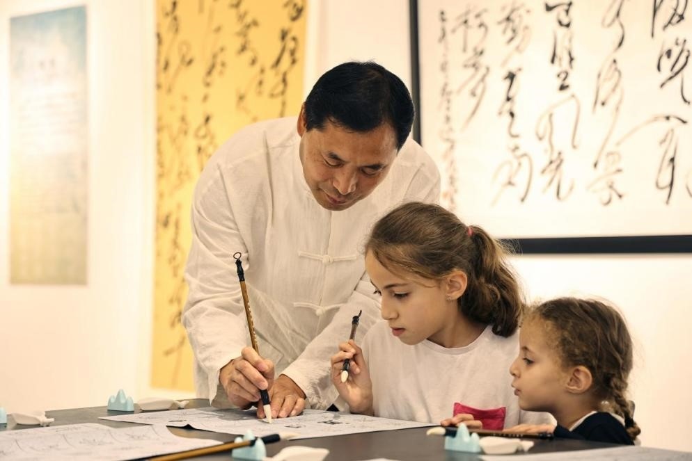 中國(guó)書(shū)法老師帶領(lǐng)現(xiàn)場(chǎng)觀眾體驗(yàn)書(shū)法。拉巴特中國(guó)文化中心供圖